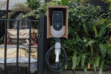 Electric vehicle charging station
