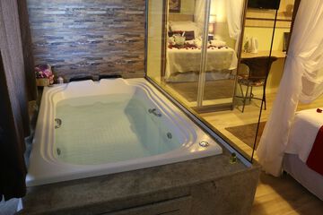 Deep soaking bathtub
