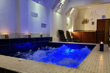 Indoor spa tub