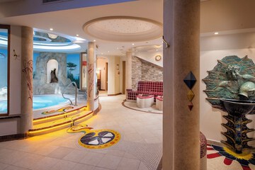 Indoor spa tub