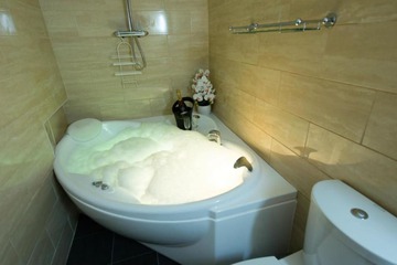 Deep soaking bathtub