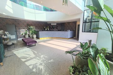 Lobby lounge
