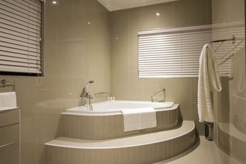 Deep soaking bathtub