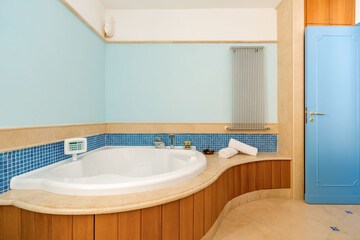 Deep soaking bathtub