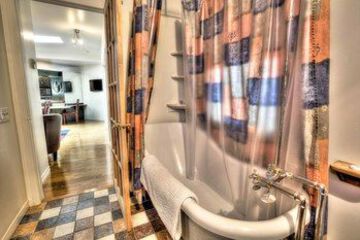 Deep Soaking Bathtub