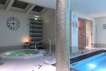 Indoor spa tub