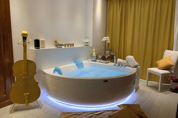 Private spa tub