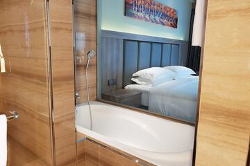 Deep soaking bathtub
