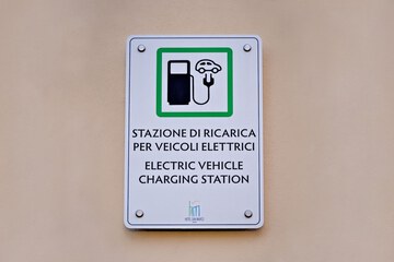 Electric vehicle charging station