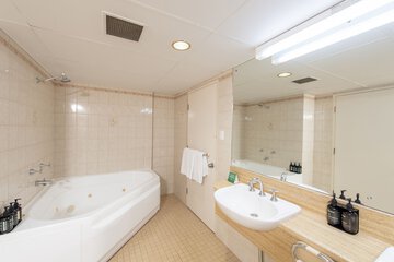 Private spa tub