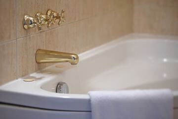 Deep soaking bathtub