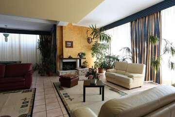 Lobby lounge
