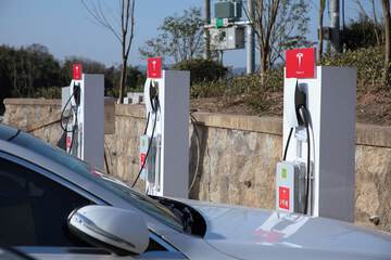 Electric vehicle charging station