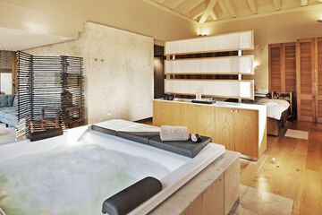 Indoor spa tub