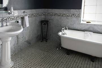 Deep soaking bathtub