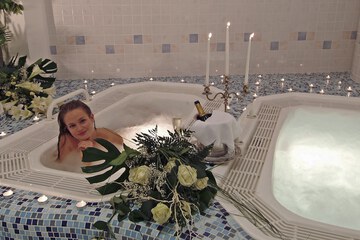 Indoor spa tub