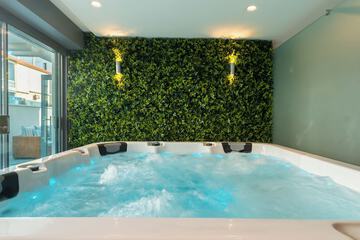 Indoor spa tub