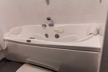 Jetted tub