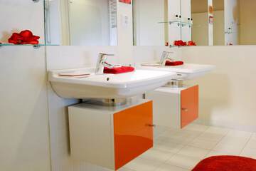 Deep soaking bathtub