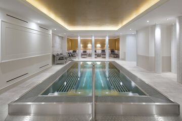 Indoor spa tub