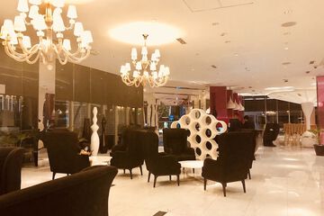 Lobby lounge