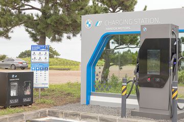 Electric vehicle charging station