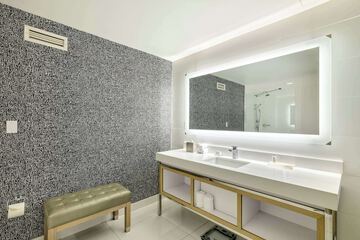 Room 15 of 94