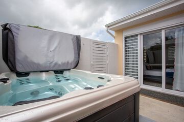 Private spa tub