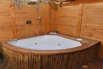Jetted tub