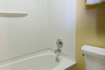 Deep soaking bathtub