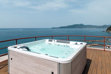Private spa tub