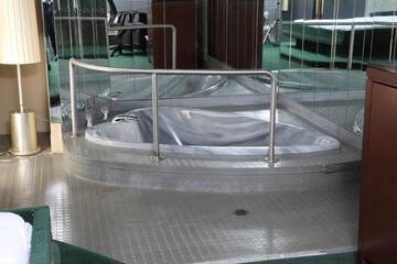 Deep soaking bathtub