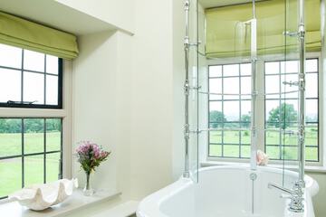 Deep soaking bathtub