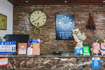 Check-in/check-out kiosk