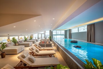 Indoor/outdoor pool