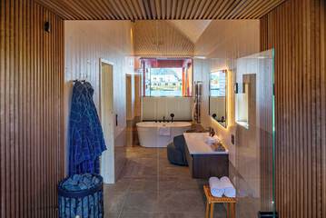 Deep soaking bathtub