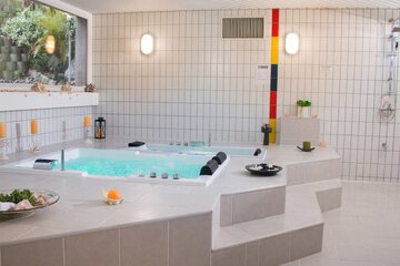 Indoor spa tub