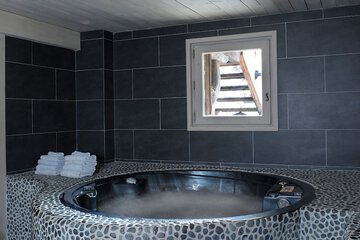 Deep soaking bathtub
