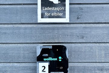 Electric vehicle charging station
