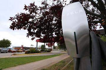 Electric vehicle charging station
