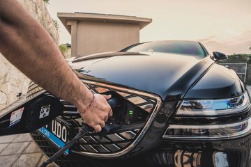 Electric vehicle charging station