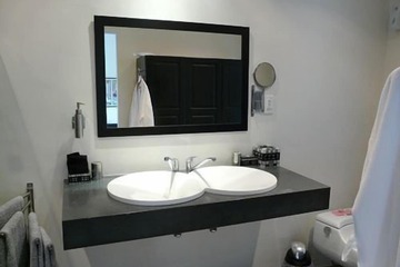 Bathroom sink