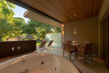 Deep soaking bathtub