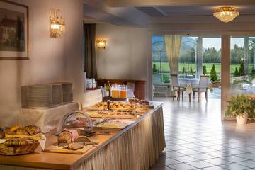 restaurant cafeteria