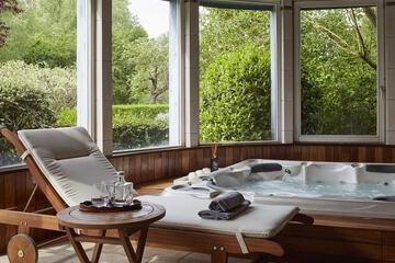 Indoor spa tub