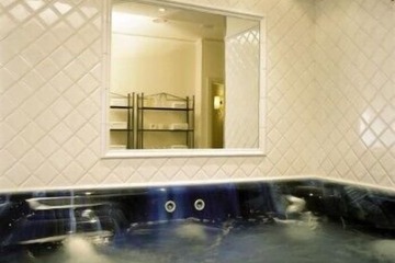 Indoor spa tub