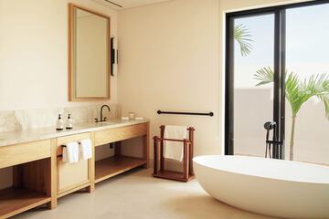 Deep soaking bathtub