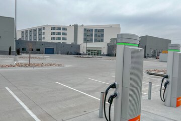 Electric vehicle charging station