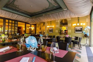 Lobby lounge