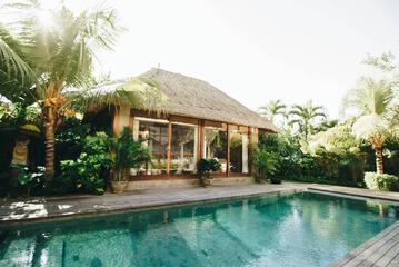 Indoor/outdoor pool